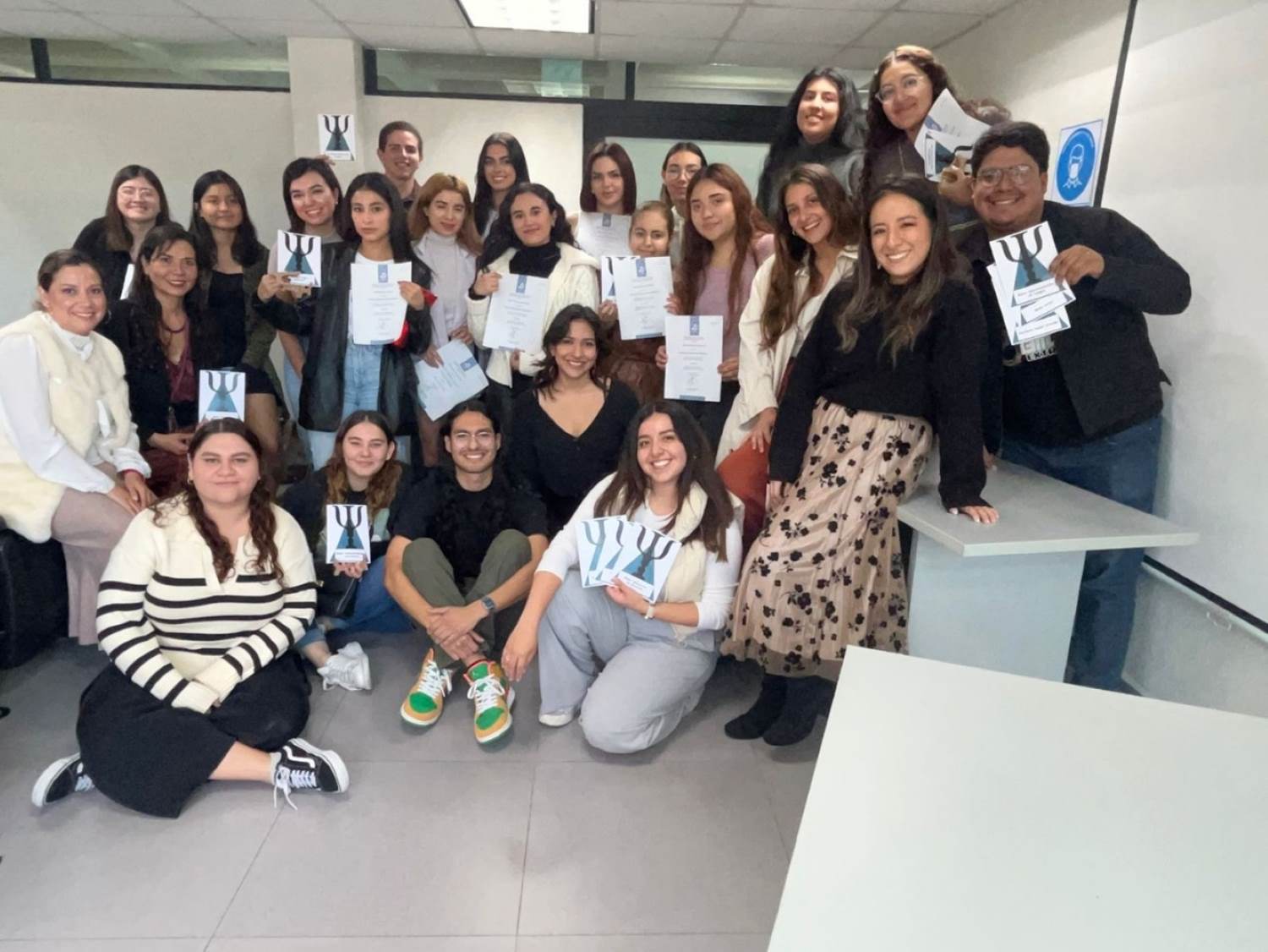Reciben premios estudiantes de décimo cuatrimestre de Psicología