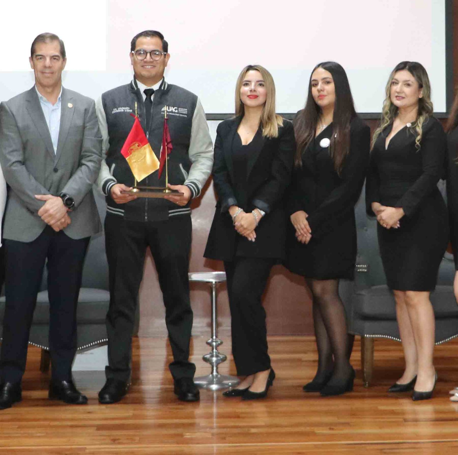 la egresada tiene un espiritu critico un fuerte sentido de justicia y un profundo compromiso con la sociedad