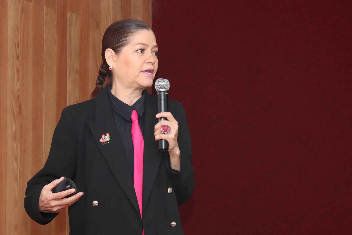 La Mtra. Libertad Árcega durante su ponencia en el XII Foro Internacional de Investigación del Interiorismo en la UAG