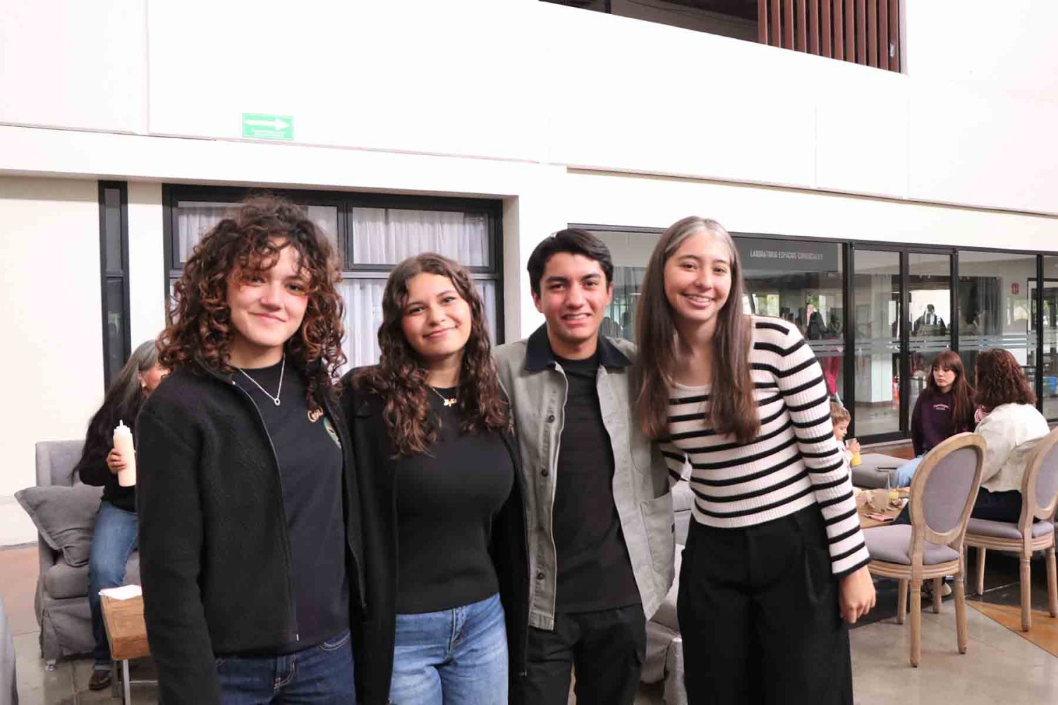 posteriormente los jovenes participaron en un convivio en el edificio g
