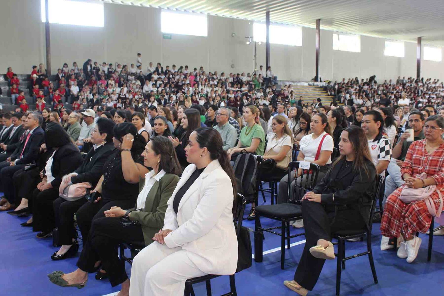 Directivos, académicos, alumnos y padres de familia participaron en el evento.