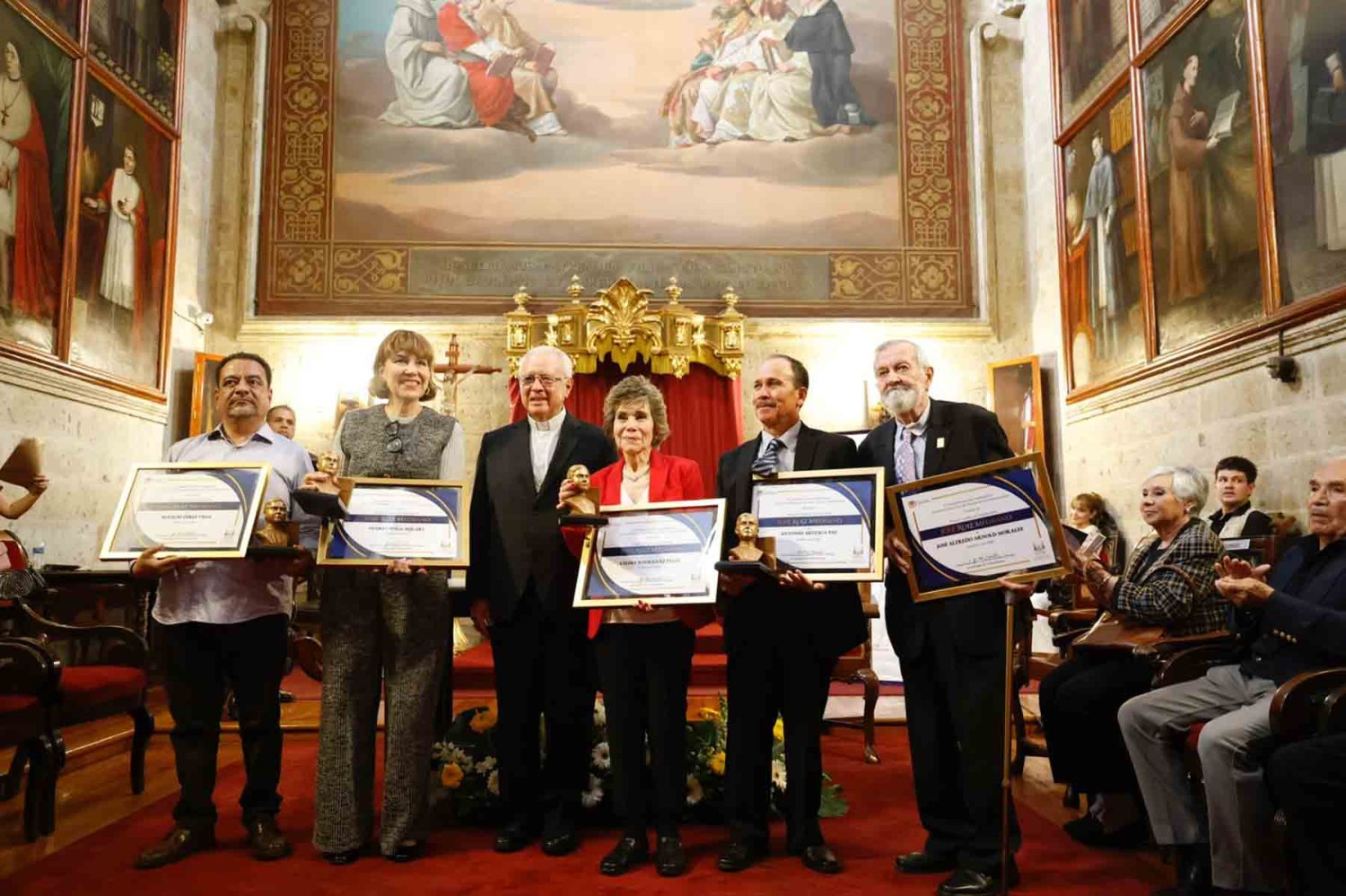 la entrega de premios se realizo en la sala cabildo de la catedral de guadalajara