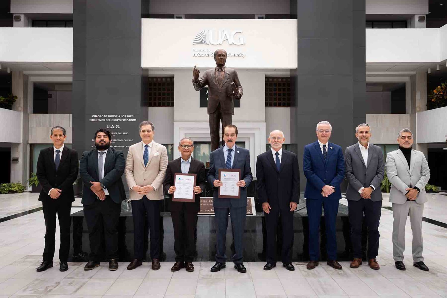 autoridades de la uag y de la secretaria de salud