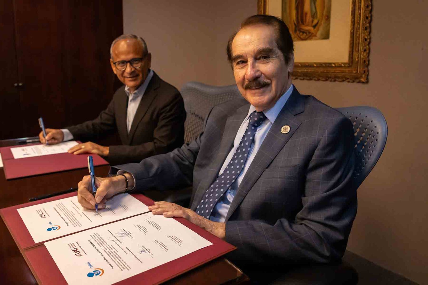 Dr. Héctor Raúl Pérez Gómez, Secretario de Salud Jalisco, y Lic. Antonio Leaño Reyes, Rector de la UAG