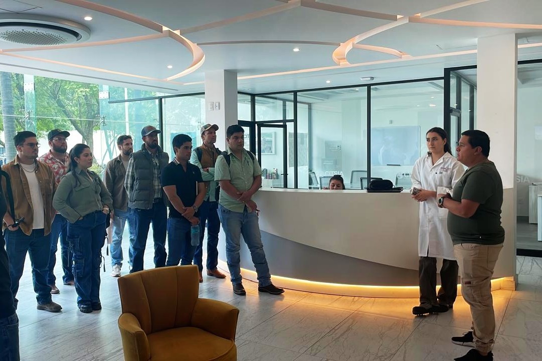 estudiantes del taller de emprendurismo en negocios  de porcicultura durante su visita a citsia