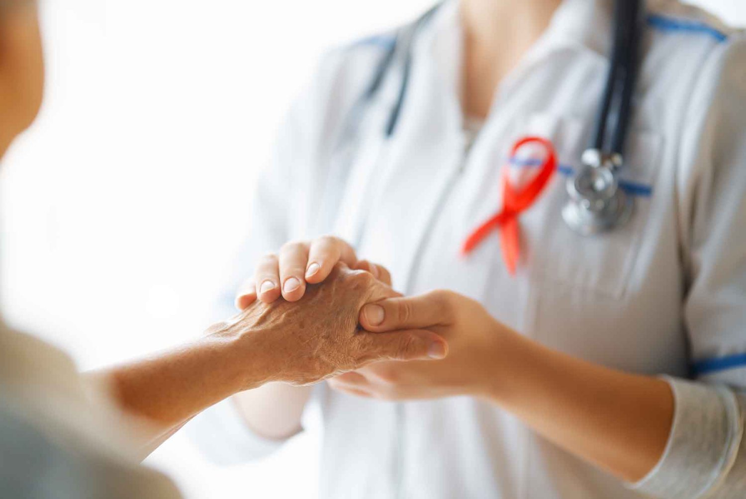 estudios sugieren que los pacientes que habian sido diagnosticados con cancer tienen menos probabilidad de desarrollar alzheimer