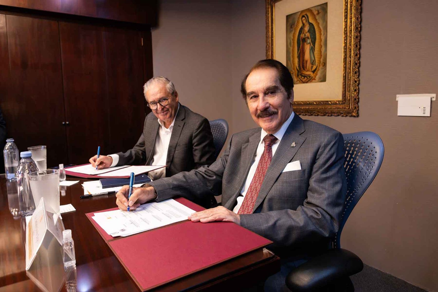 El convenio fue firmado por el Mtro. Enrique Ibarra, Presidente del Colegio de Jalisco, y el Lic. Antonio Leaño Reyes, Rector de la UAG