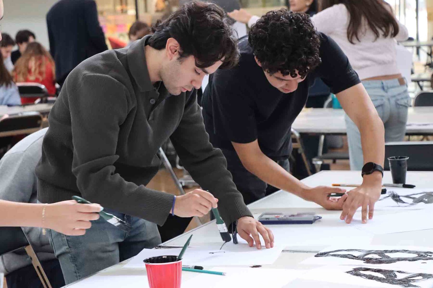 los equipos experimentaron con materiales sencillos para desarrollar propuestas conceptuales