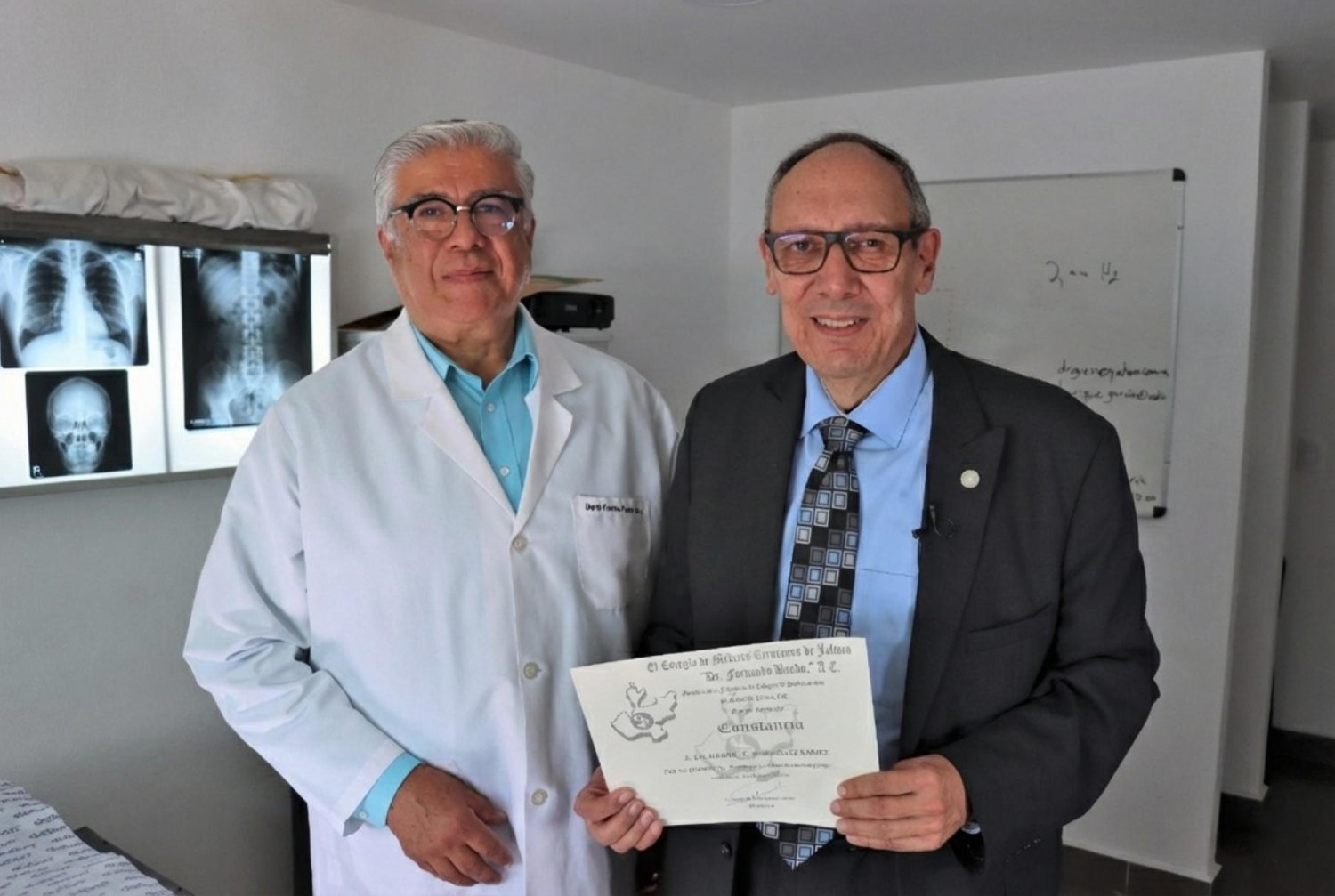 Dr. Fausto Durand, Presidente del Colegio de Médicos Cirujanos de Jalisco “Dr. Fernando Banda”, y Dr. Gabriel Bojórquez