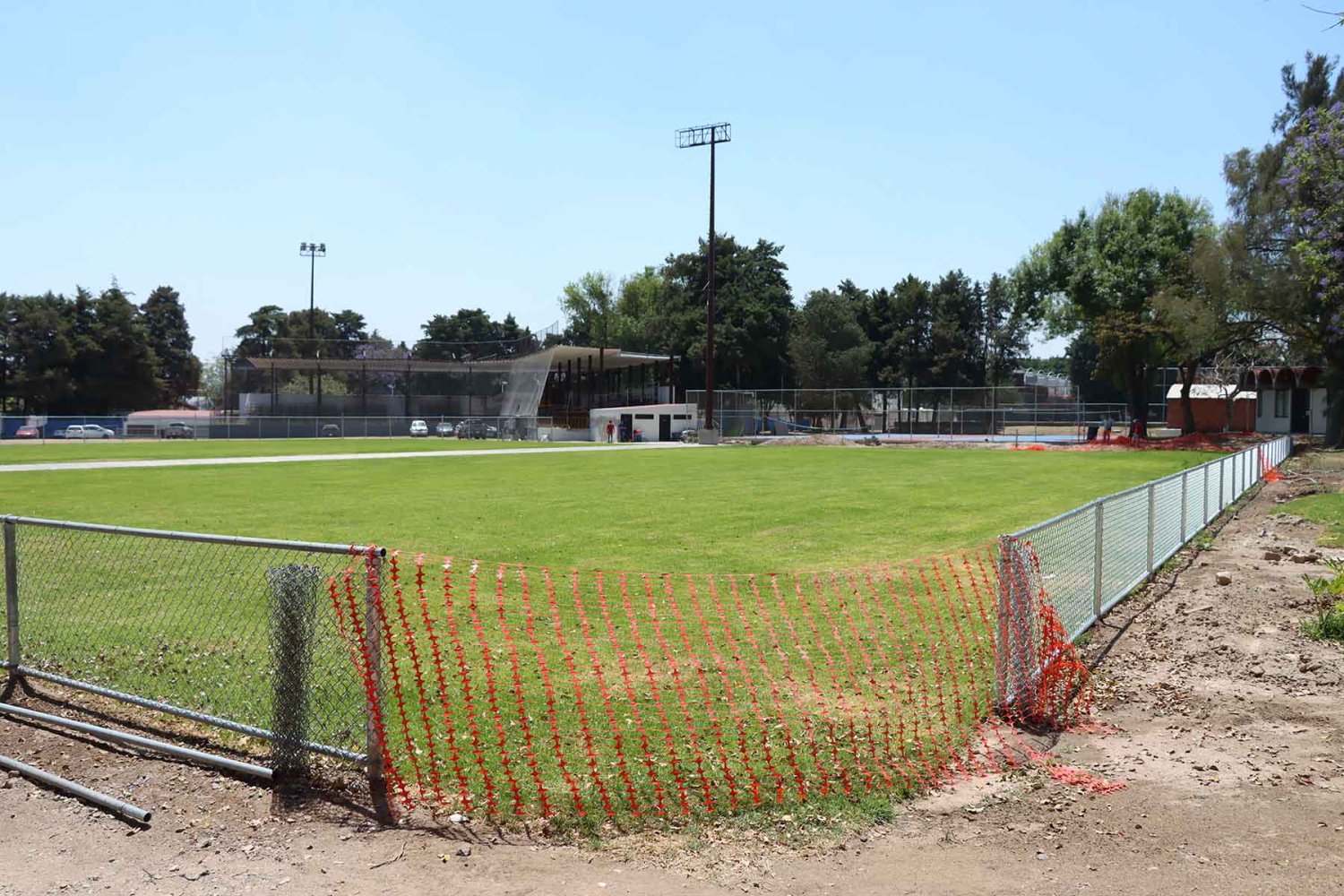 Además del campo de americano, la UAG tiene en marcha un ambicioso proyecto para modernizar sus espacios deportivos.