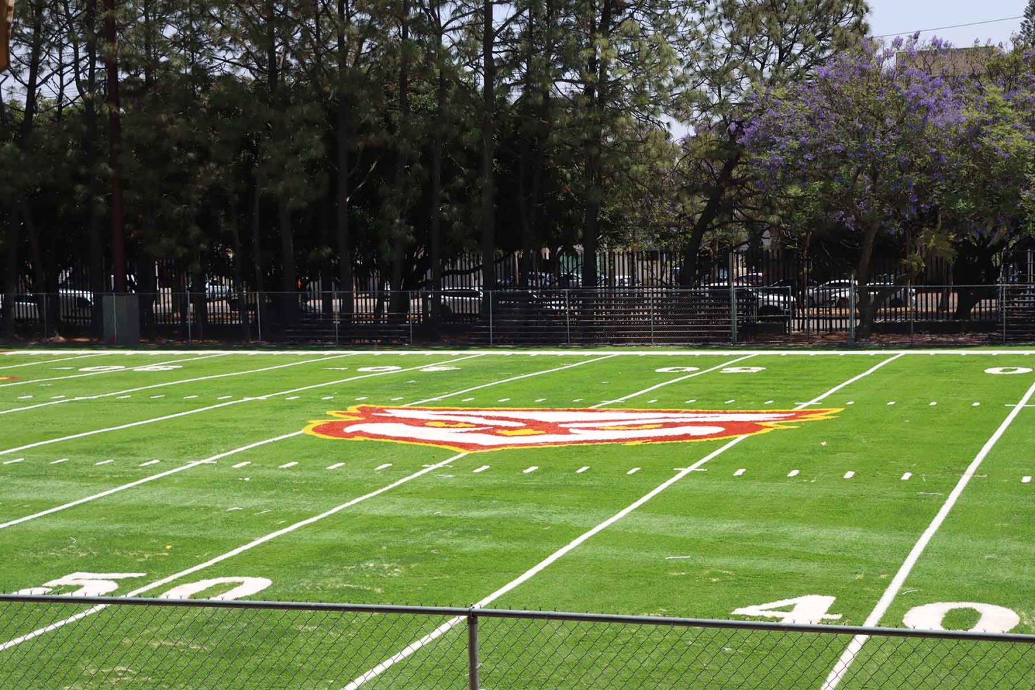 Este renovado estadio contará con una cancha sintética de origen español.