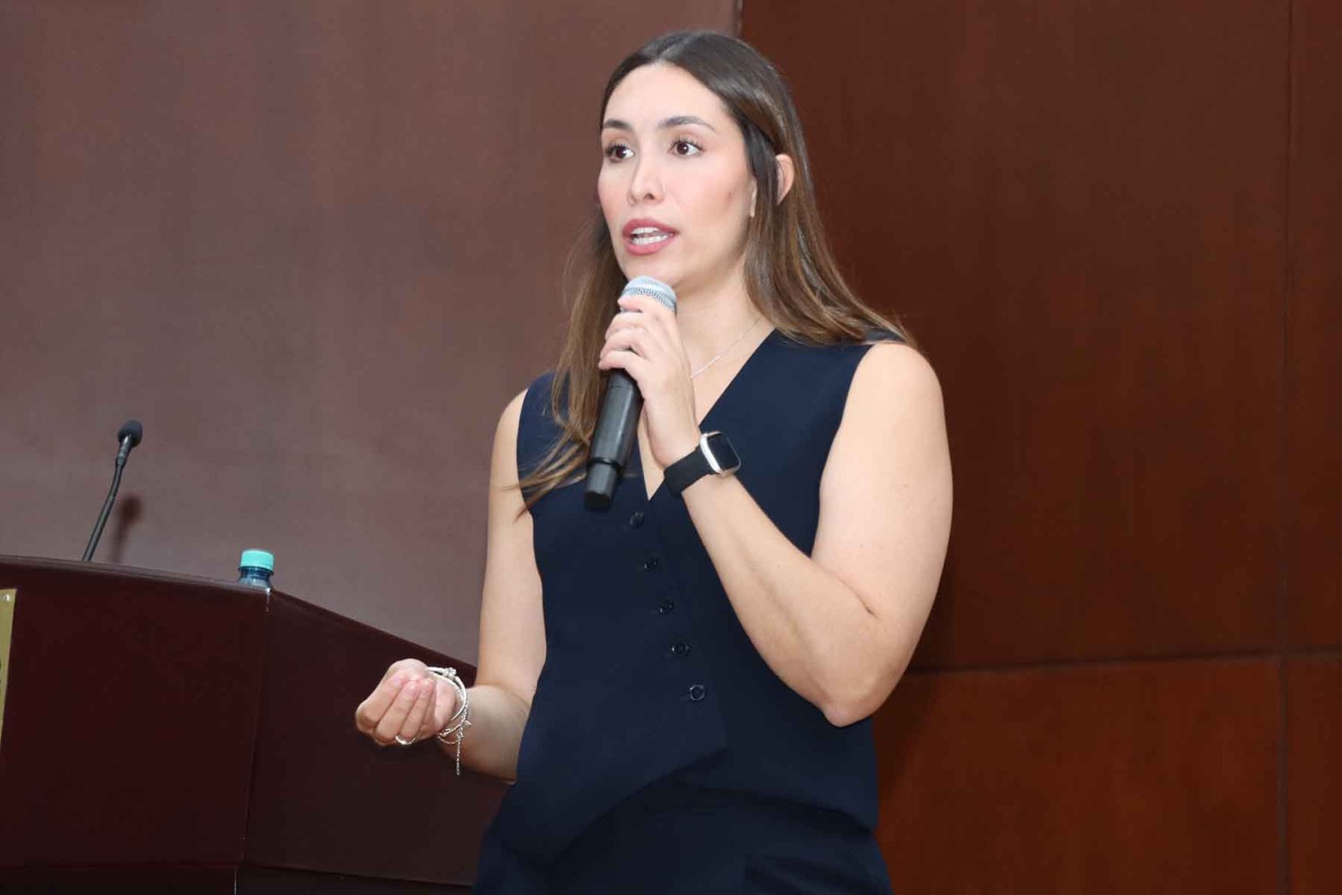 la dra paola orozco impartio la conferencia skin care con proposito organizada por el club de ejecutivas de la uag
