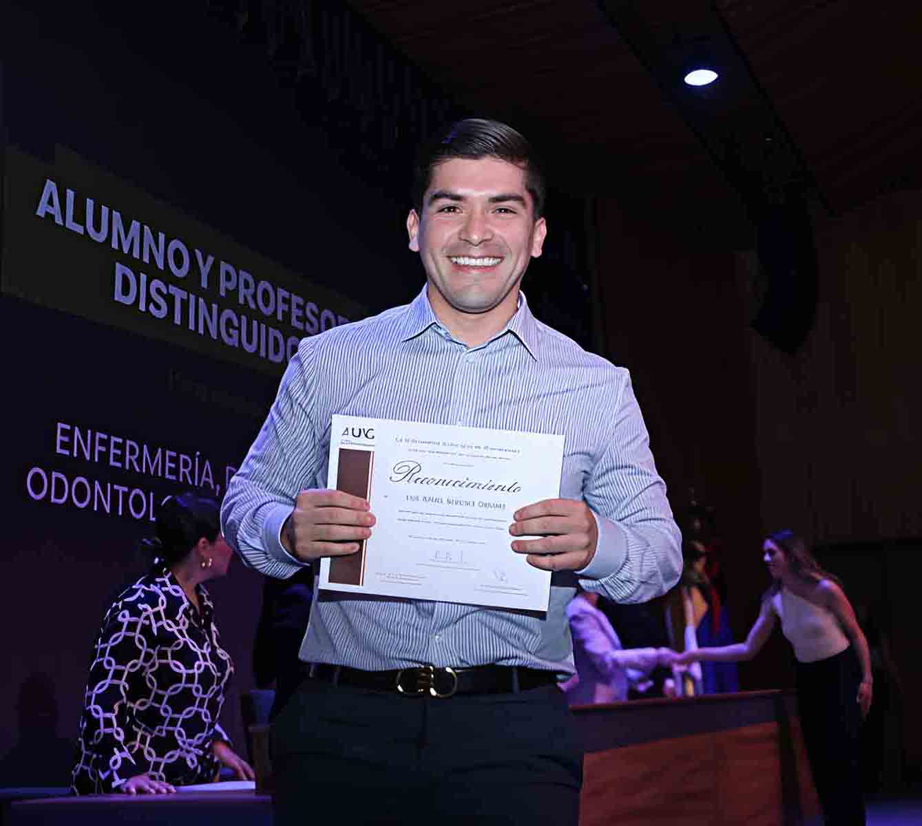 en la ceremonia se reconocieron a los alumnos con mejores promedios
