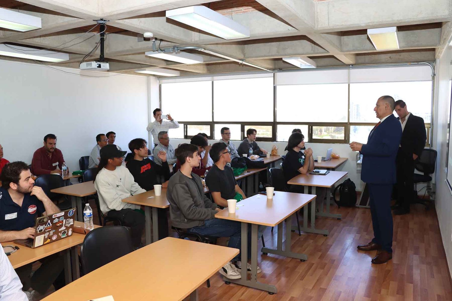 Durante el hackathón los participantes trabajaron en sus proyectos