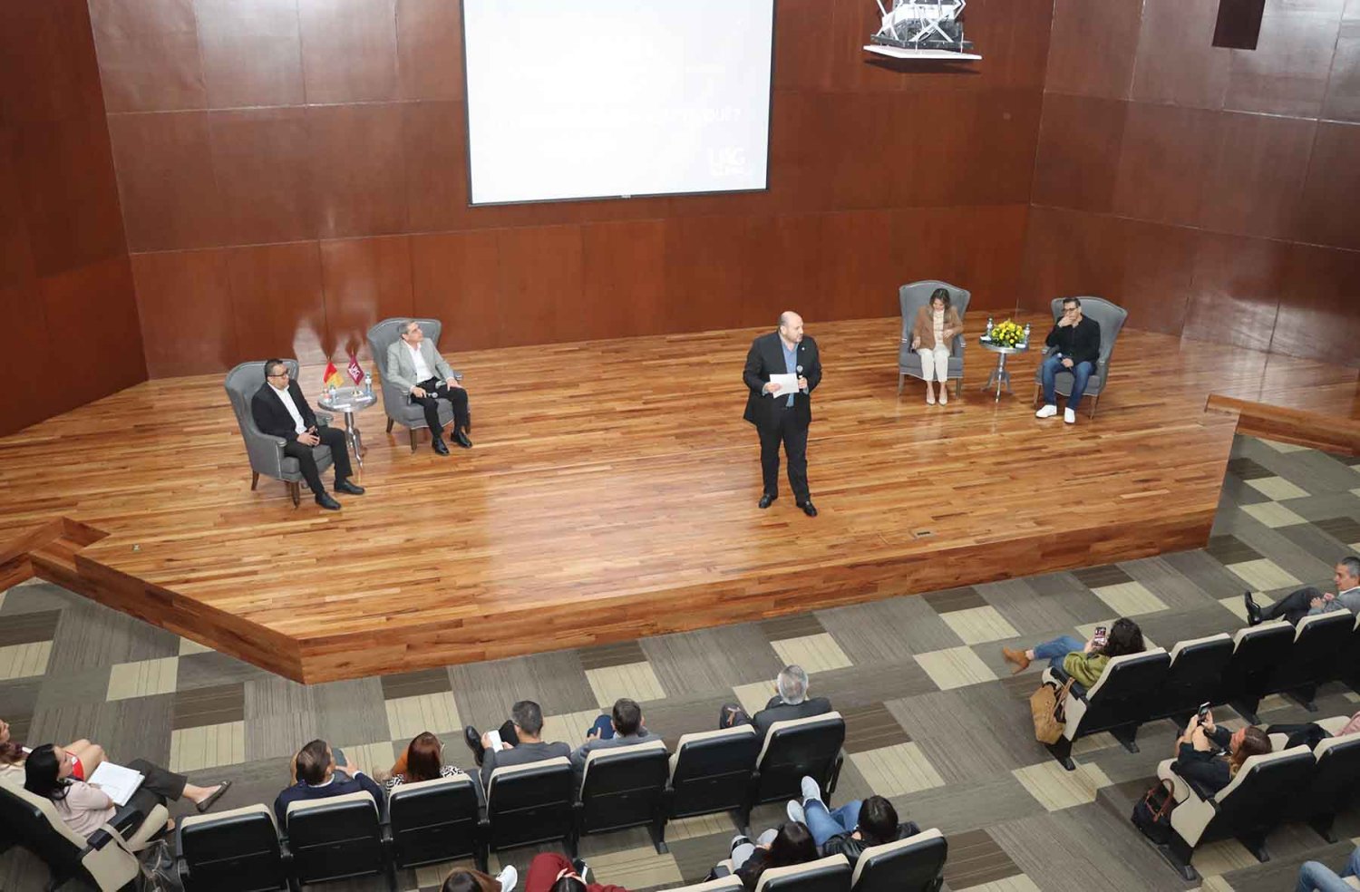 Los panelistas compartieron experiencias y consejos prácticos para enfrentar el mundo profesional tras la graduación