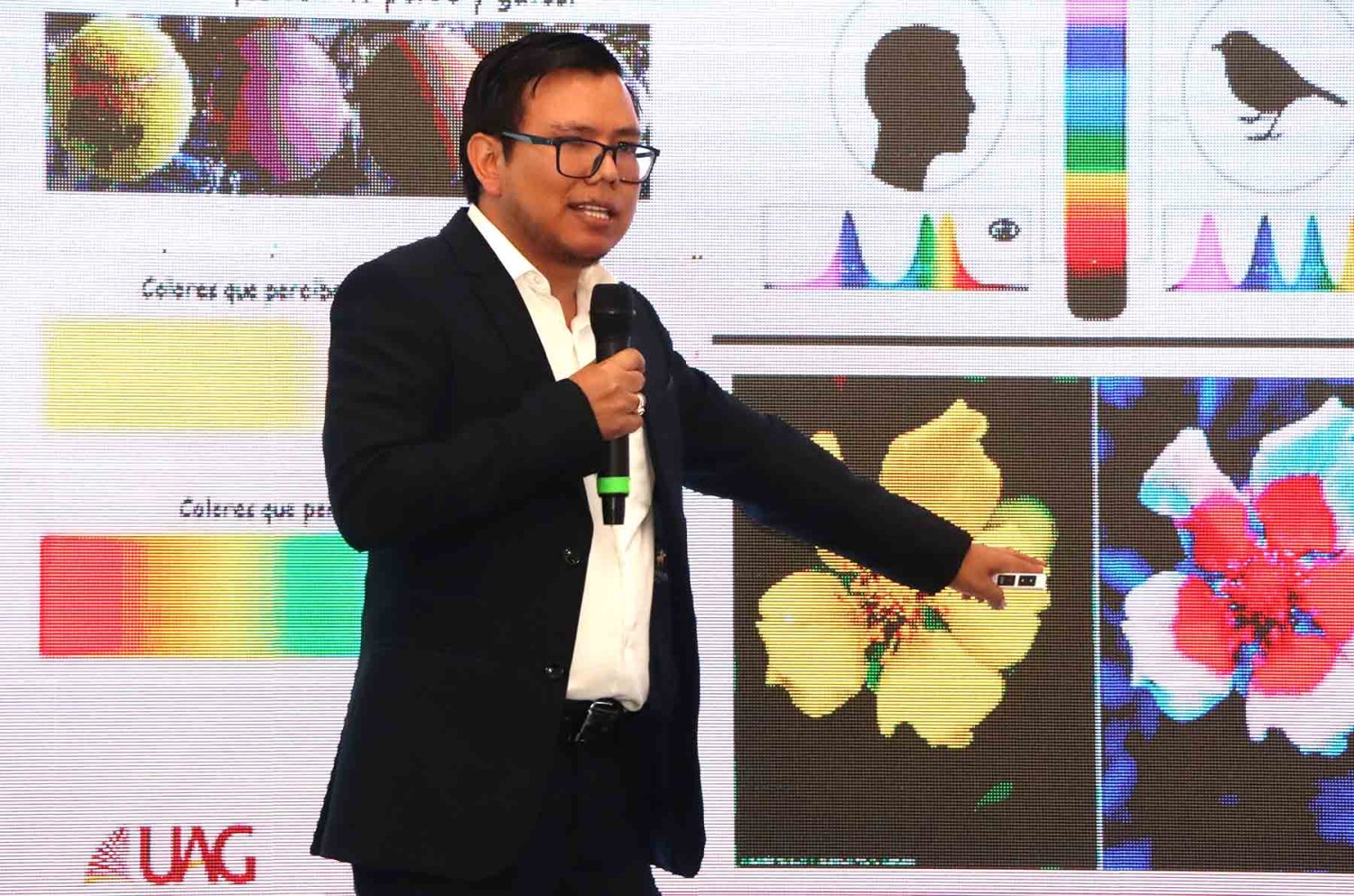 el mtro jose angel luna durante su conferencia