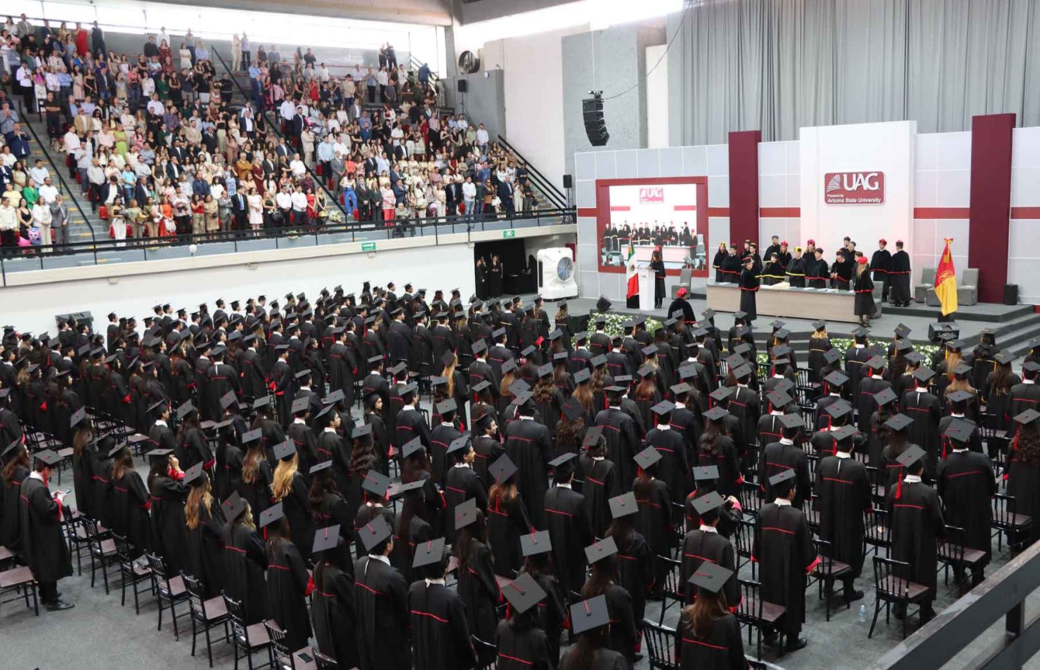 la ceremonia se realizo en el gimnasio universitario de la uag