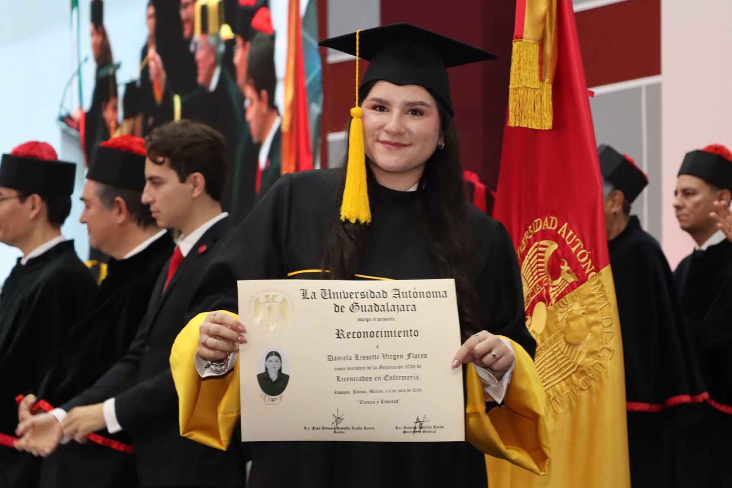 los graduados recibieron sus diplomas tras culminar con exito su formacion universitaria