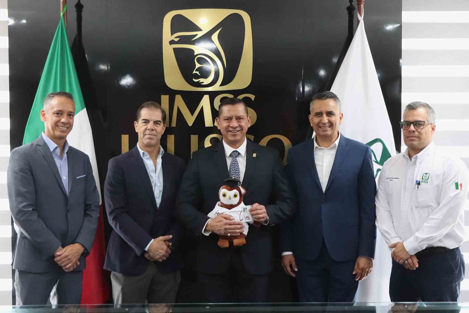 autoridades de la uag con el delegado del imss jalisco y egresado