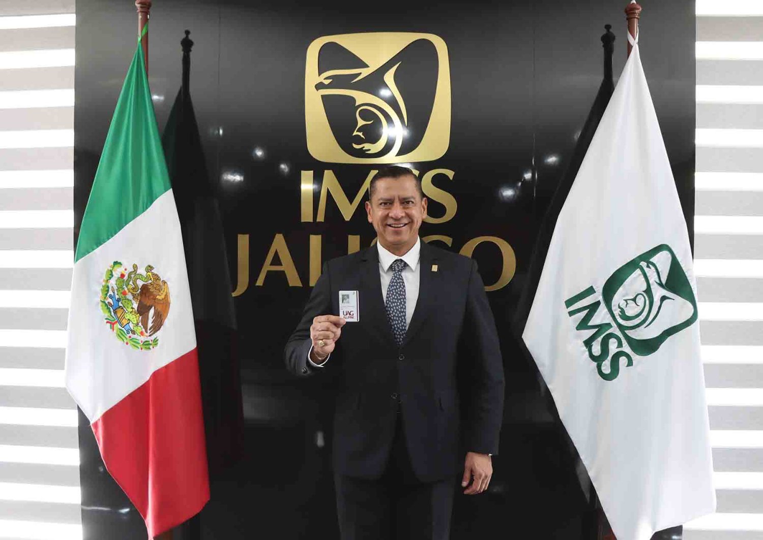 el dr marco antonio hernandez carrillo delegado del imss jalisco es egresado de medico cirujano de la uag