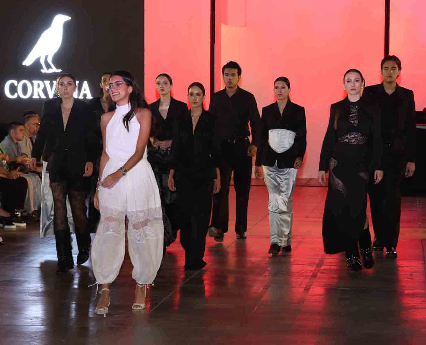 alumnos de negocios de la moda e imagen presentarom sus colecciones durante esencia fashion show