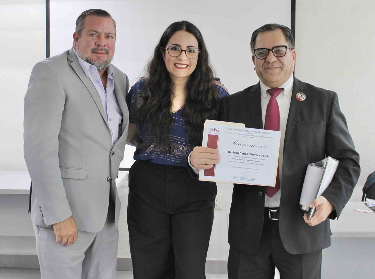 al final se entrego un reconocimiento al ponente