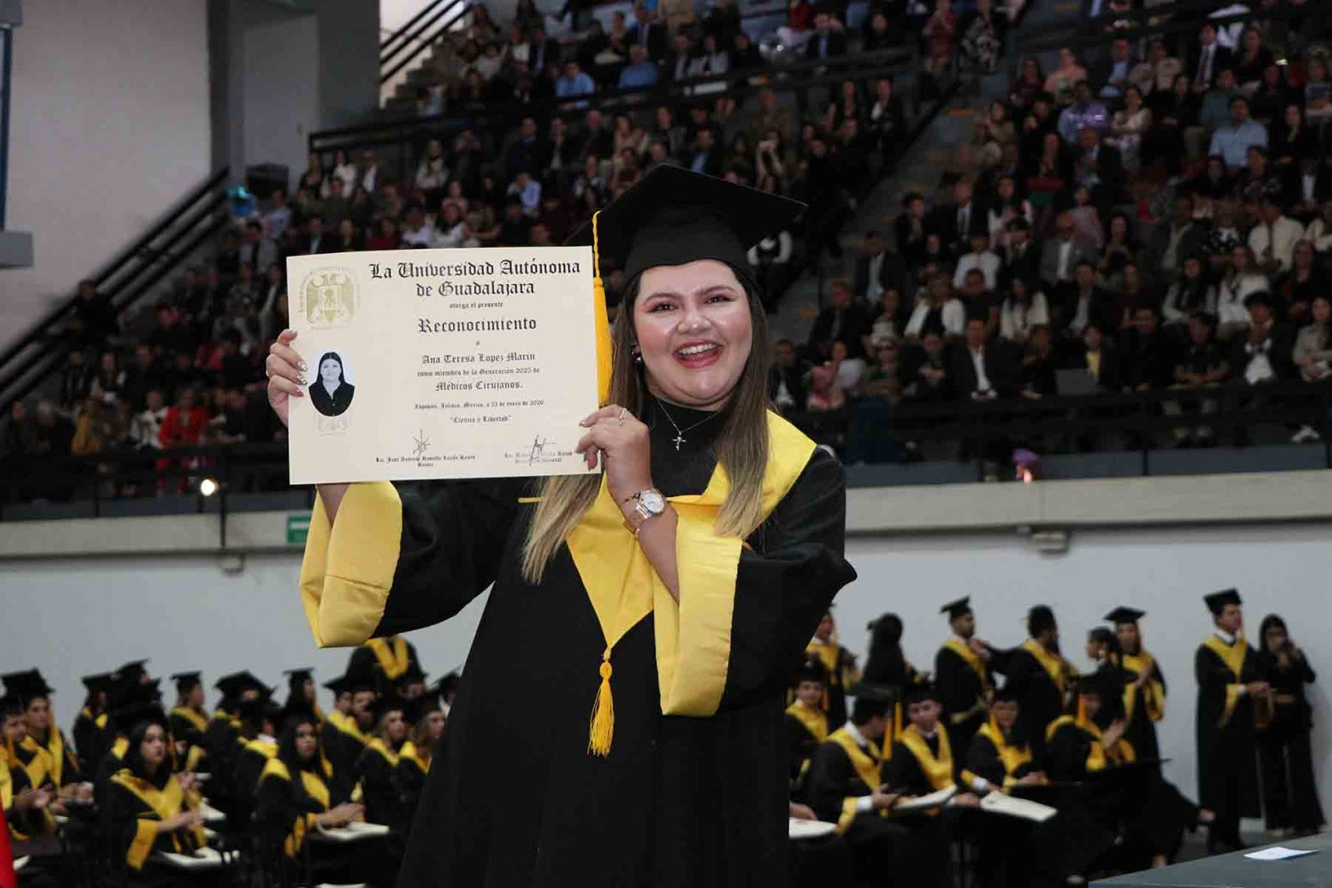 la ceremonia se realizo en el gimnasio universitario y asistieron amigos y familiares de los graduados