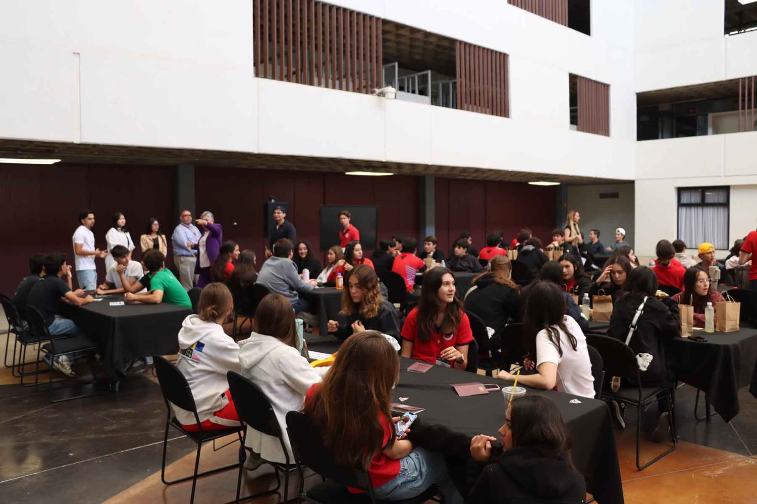 jovenes de diferentes instituciones conocieron mas sobre este modelo educativo