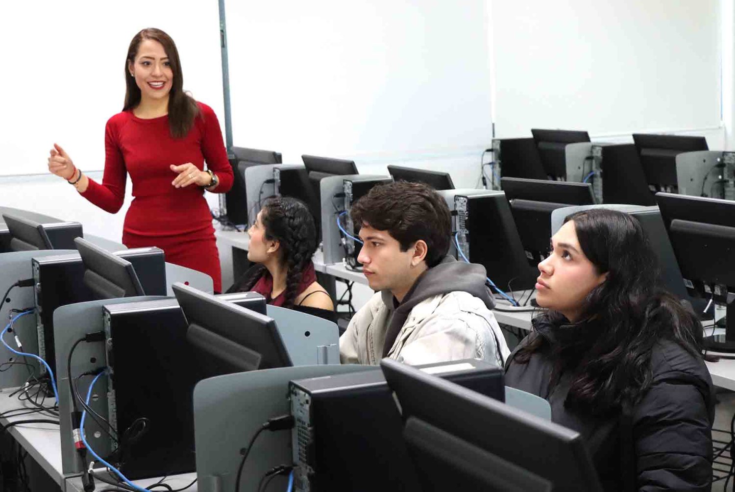 la academica imparte la materia de patronaje digital en la uag