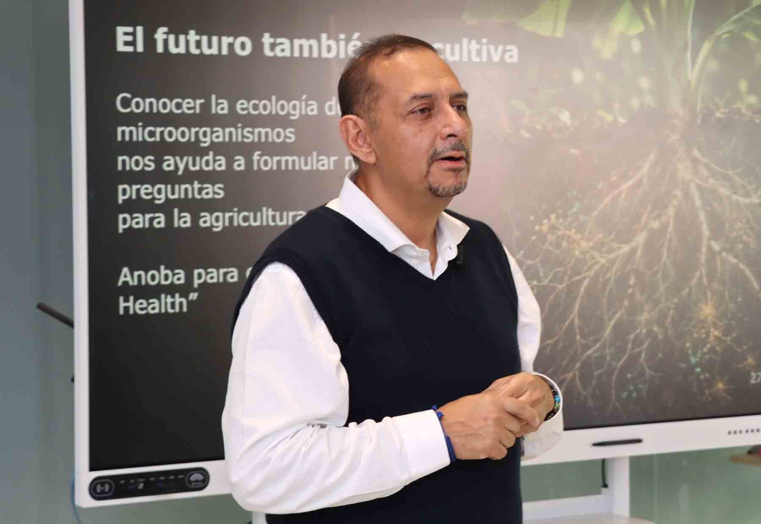 el dr miguel beltra explico como los organismos influyen en la salud de las plantas