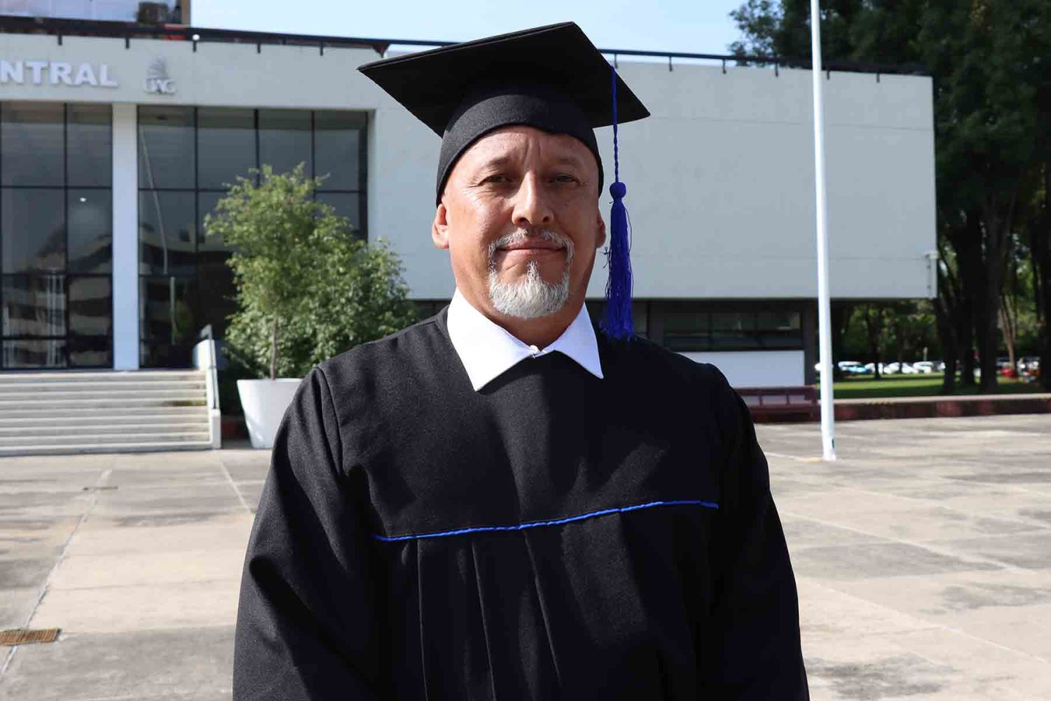 Luis Enrique Rivera Ibáñez se convirtió en el primer egresado de la Ingeniería en Electrónica y Ciberseguridad de UAG Online
