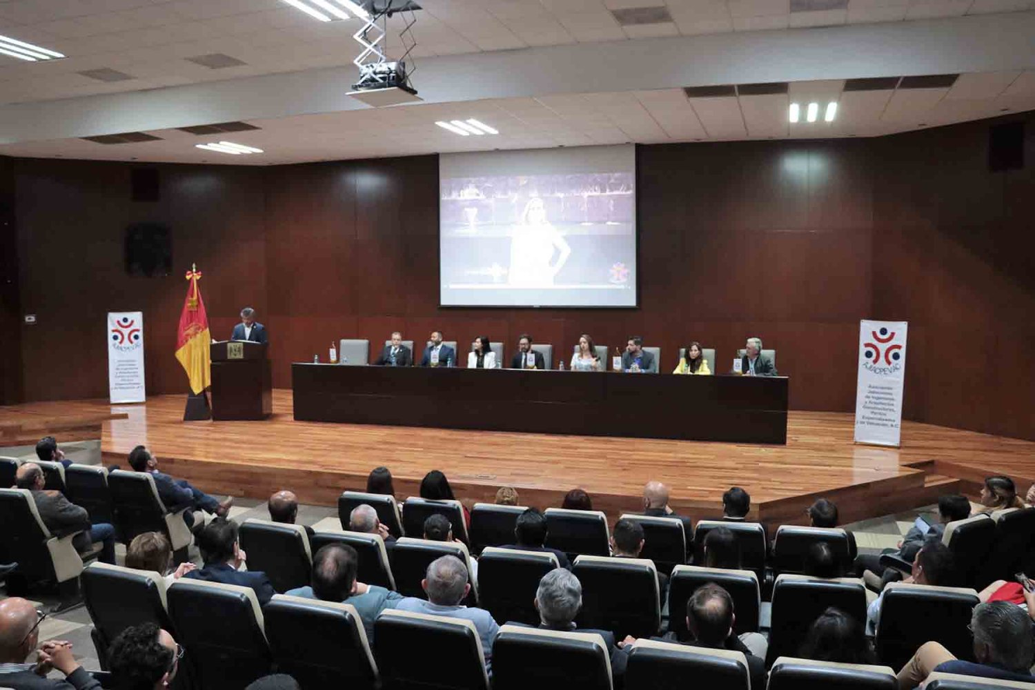la ceremonia se realizo en el auditorio  dr luis garibay gutierrez