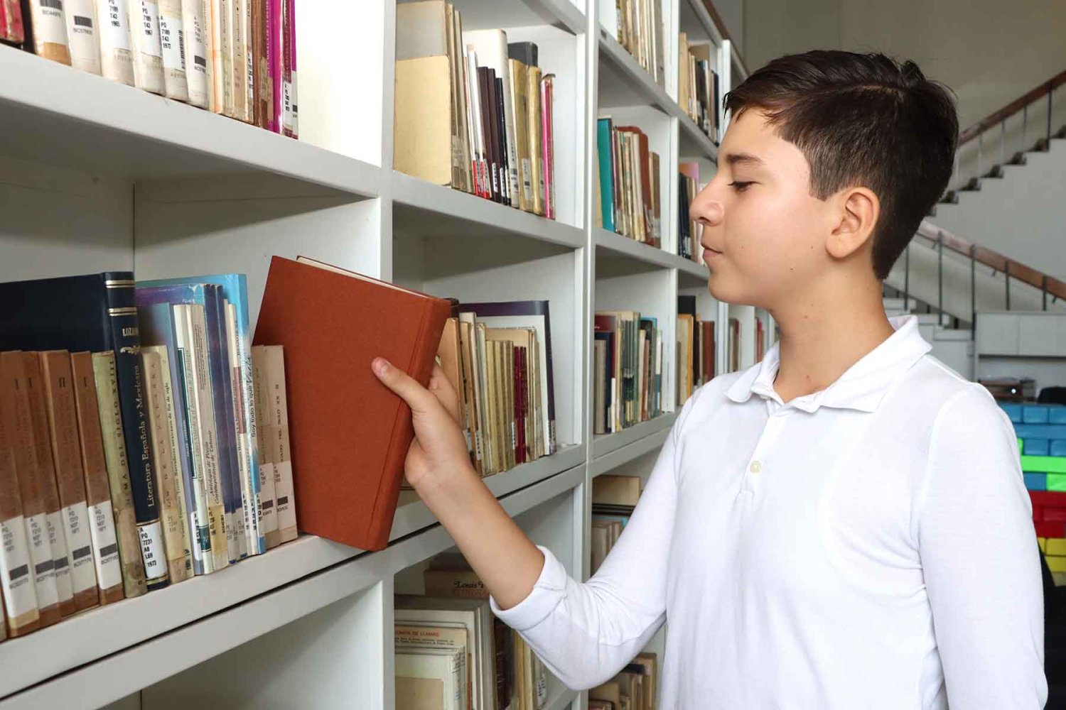 estudiante en biblioteca