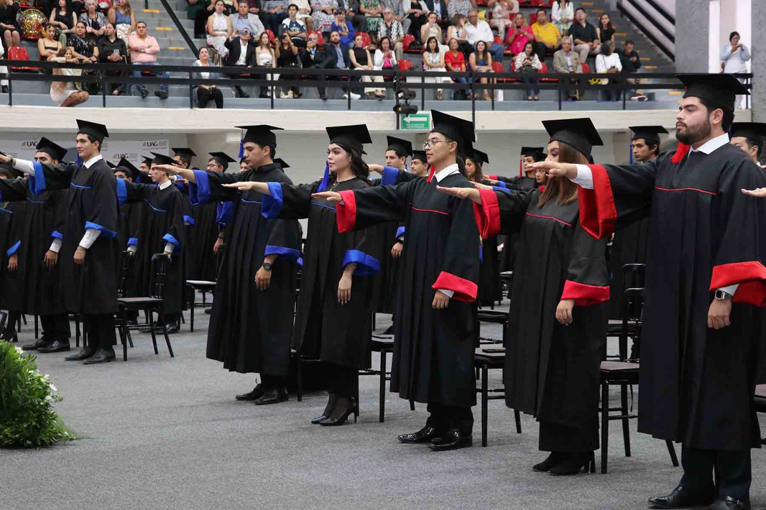 los alumnos que se titularon rindieron protesta