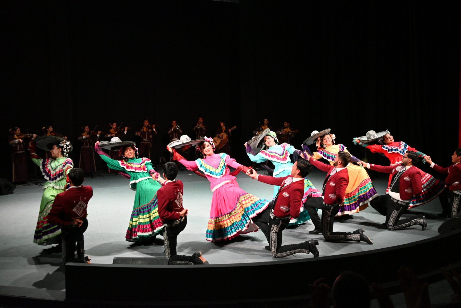 Ballet Folclórico y Mariachi Tecurui de la UAG durante su presentación en la UCNE