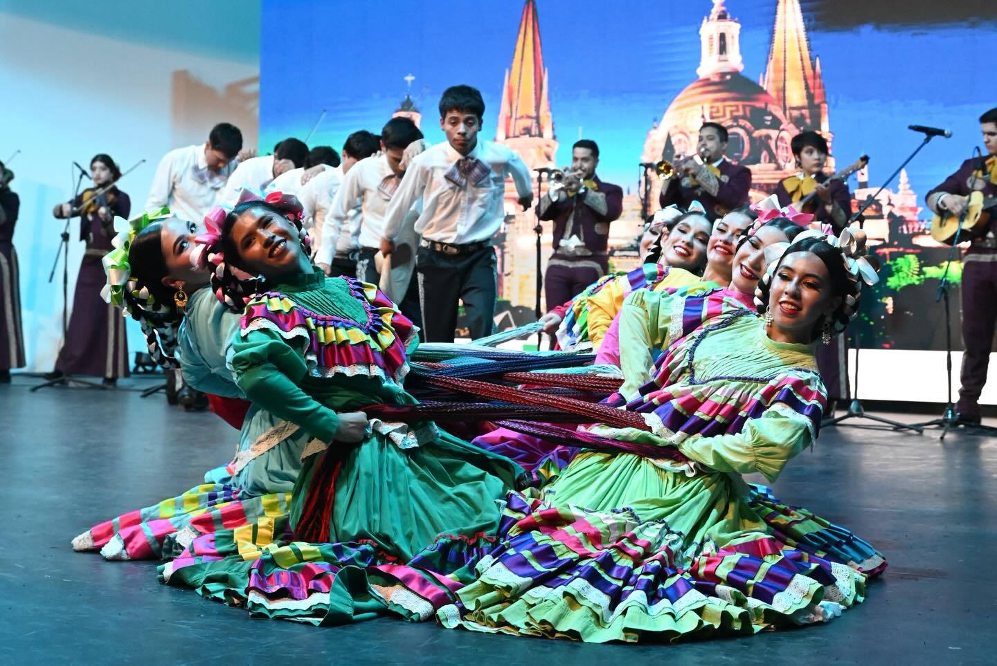 Ballet Folclórico y Mariachi Tecurui de la UAG durante su presentación en la UCNE