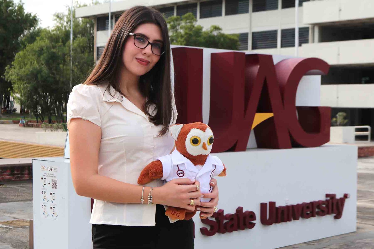 la dra lizeth lomeli es egresada de medicina uag y actualmente cursa la especialidad en medicina interna