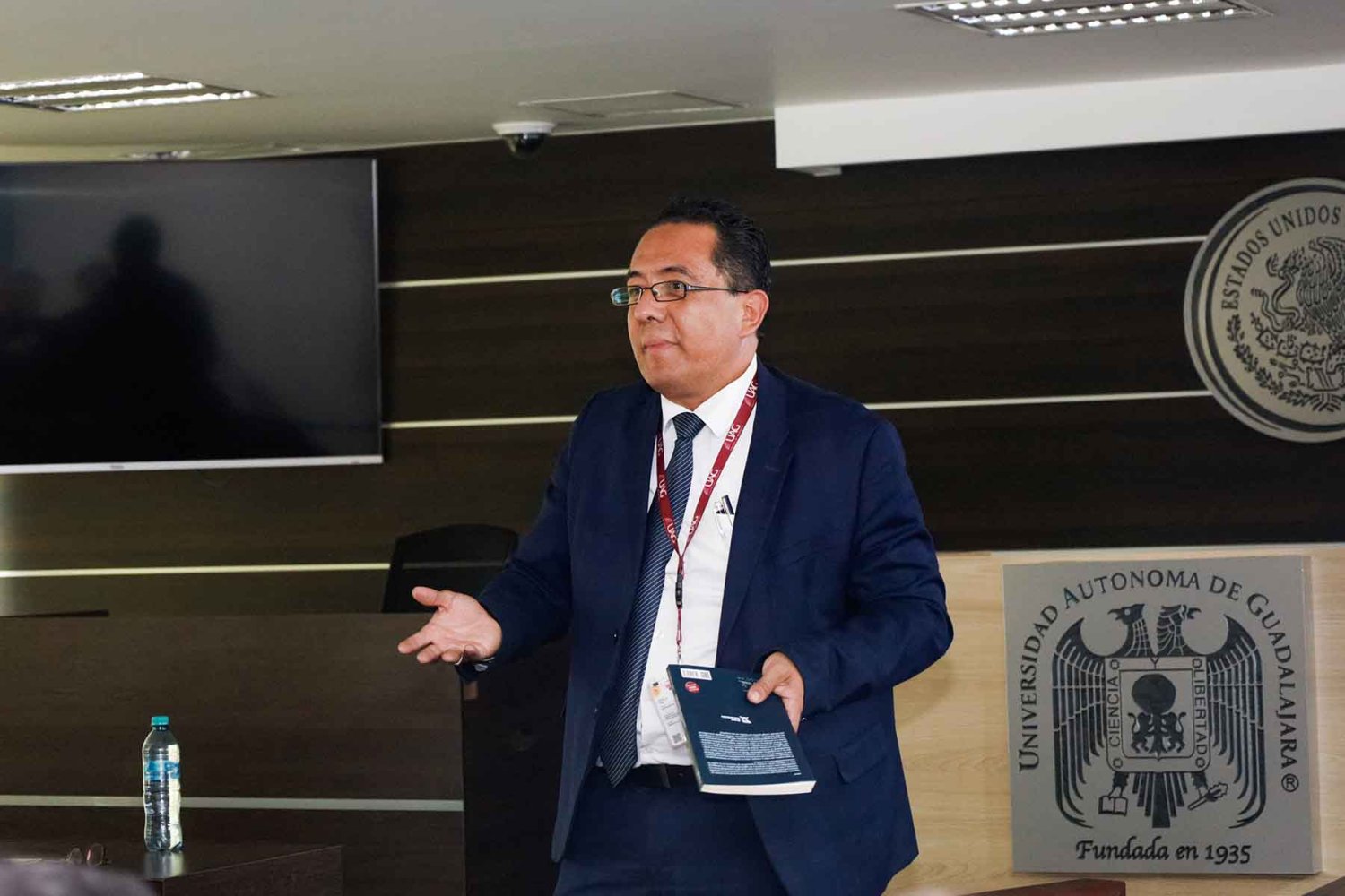 El autor del libro, Dr. Federico Valeriano Martínez, es profesor parcial de la UAG