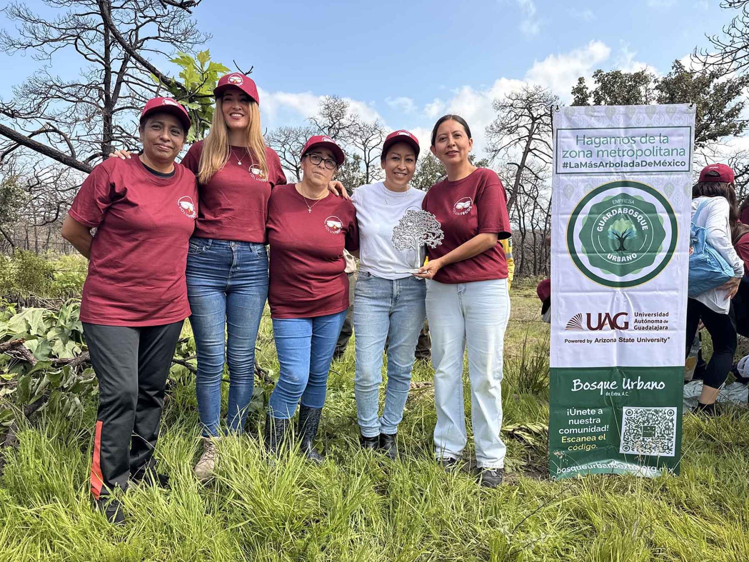 la comunidad de la uag planto mas de 100 arboles en la primavera