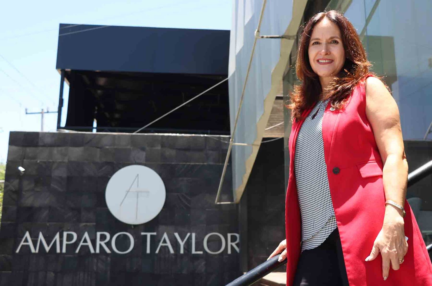 la egresada ha construido una trayectoria de mas de 35 anos en el diseno de interiores y mobiliario de alta gama