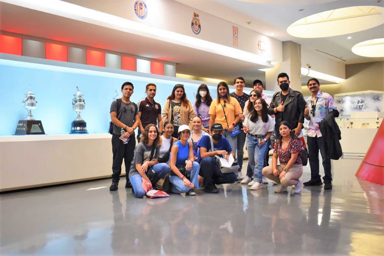 Alumnos de la UAG visitan Estadio Akron