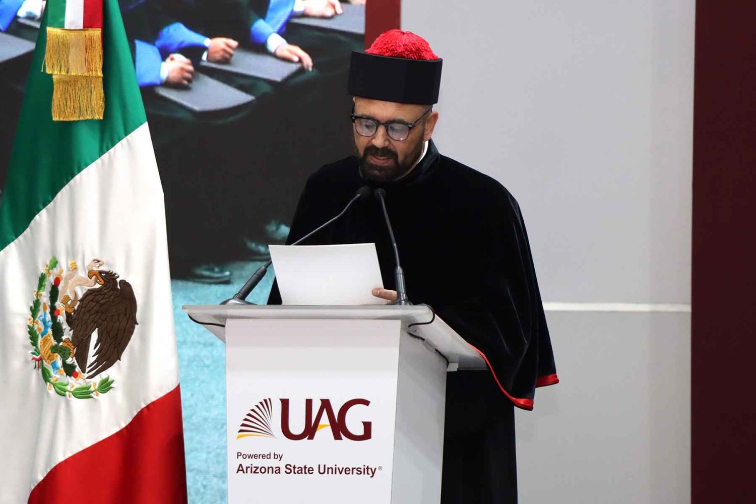 el lic carlos martinex gaxiola padrino de generacion compartio un mensaje de inspiracion y liderazgo para los nuevos profesionistas