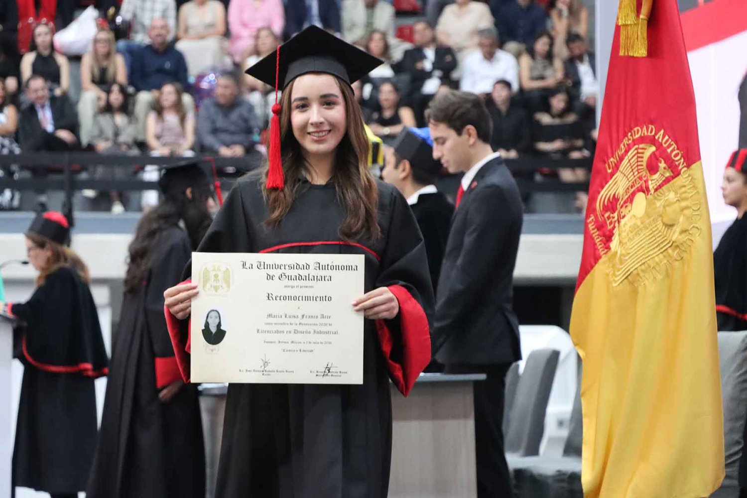 la ceremonia se realizo en el gimnasio universitario
