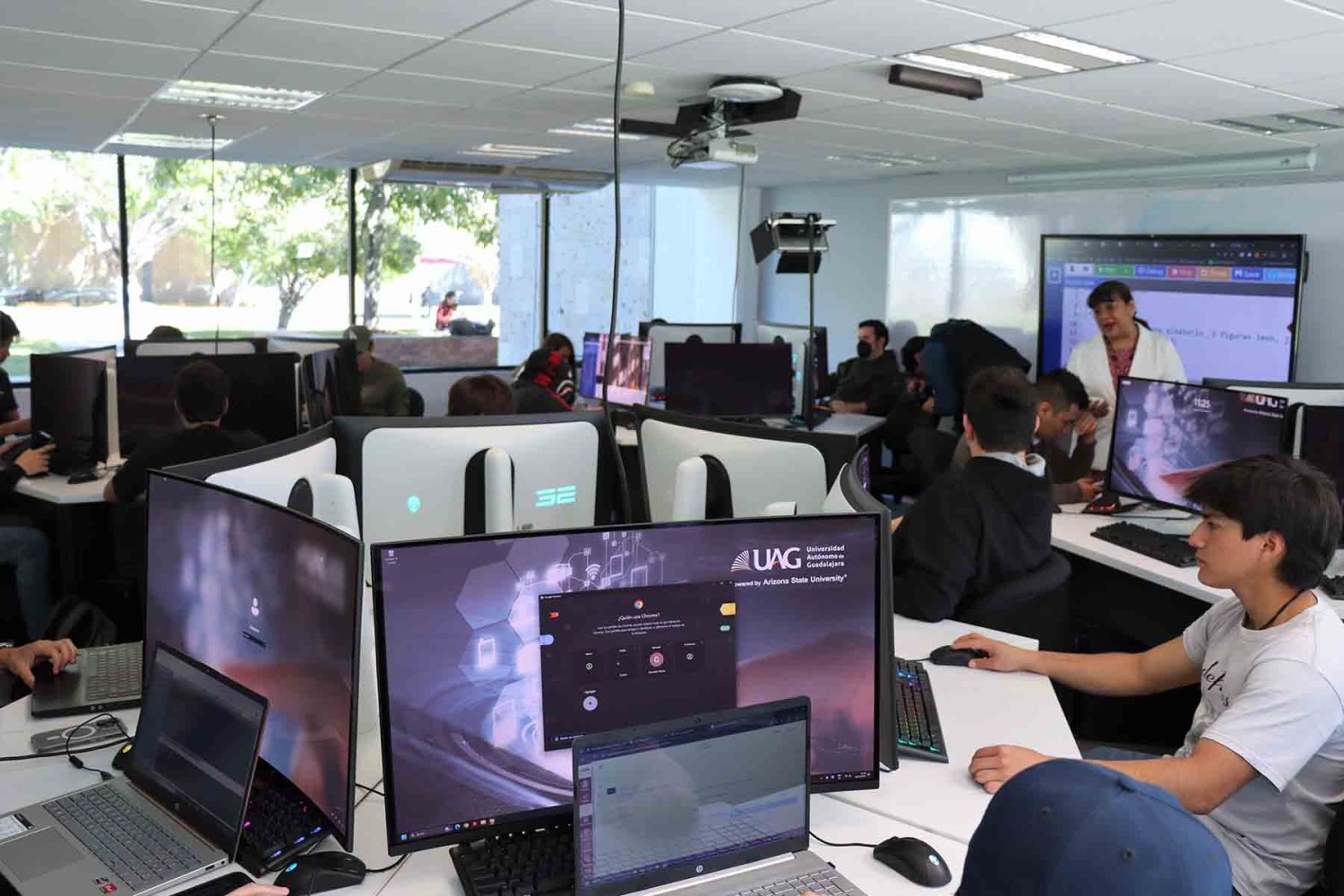 estudiantes desarrollan experiencias de ralidad virtual en el laboratorio de entornos inmersivos