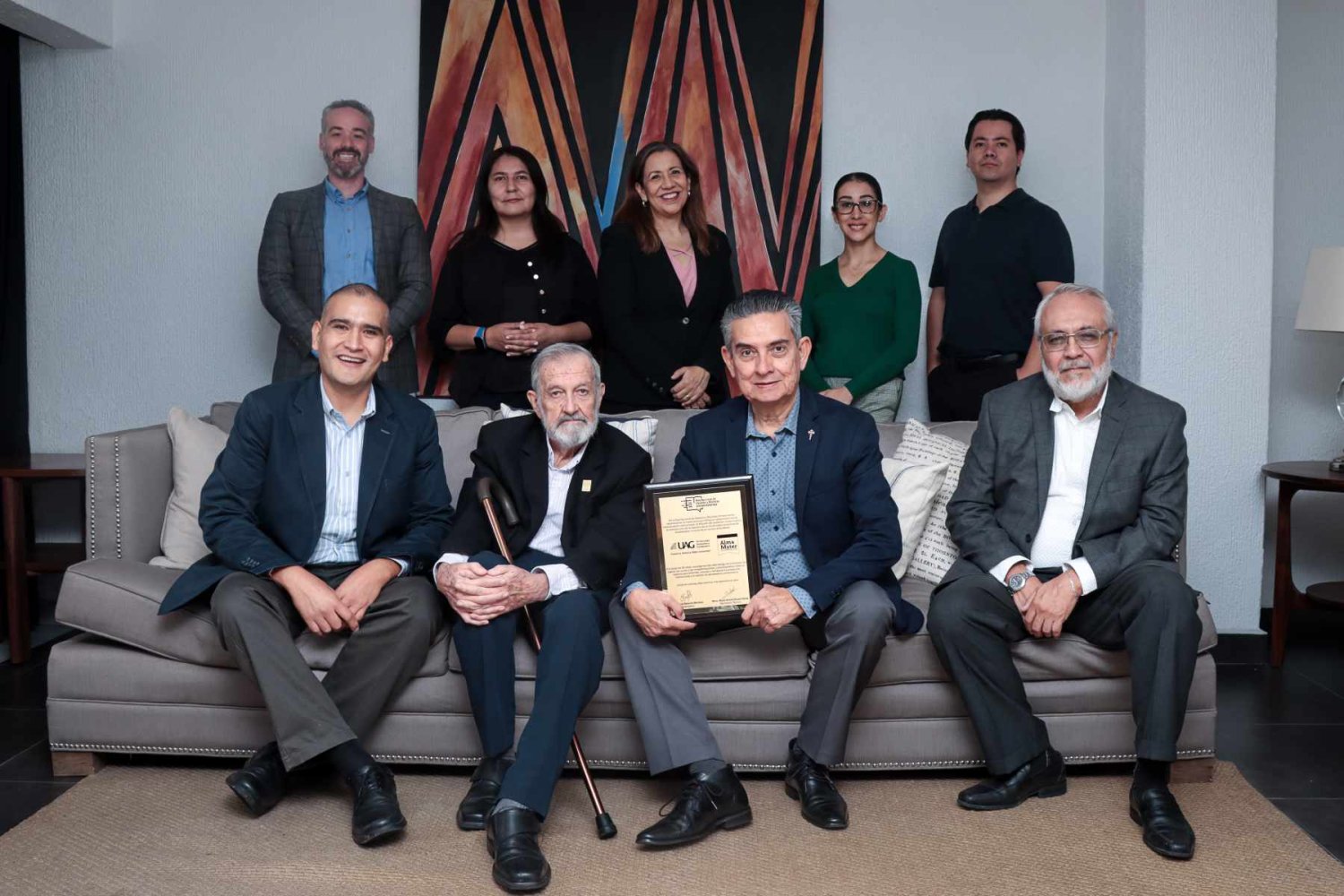 equipo de la direccion de mercadotecnia que participa en la edicion de la revista alma mater