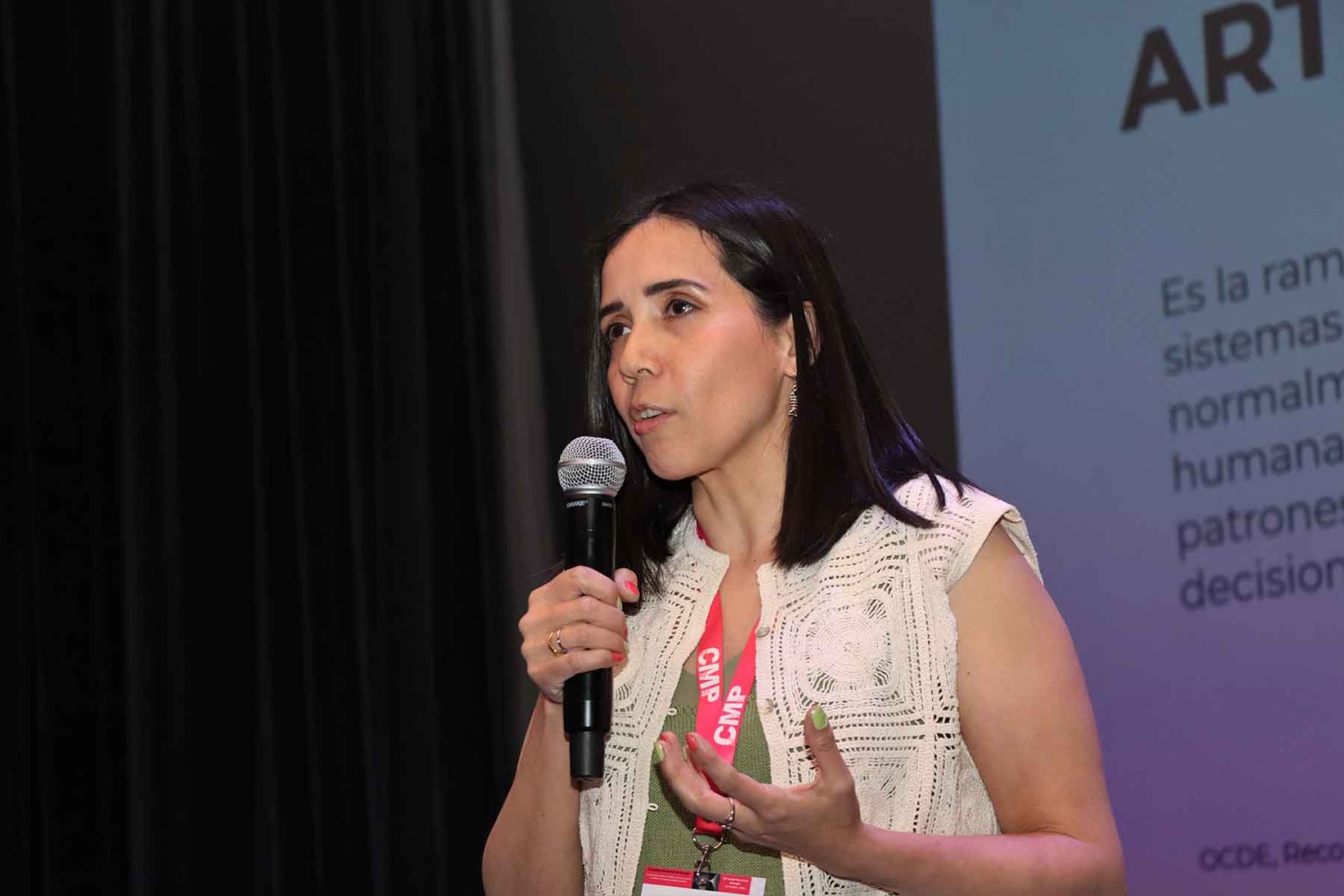 dra angelica vargas salinas durante su ponencia