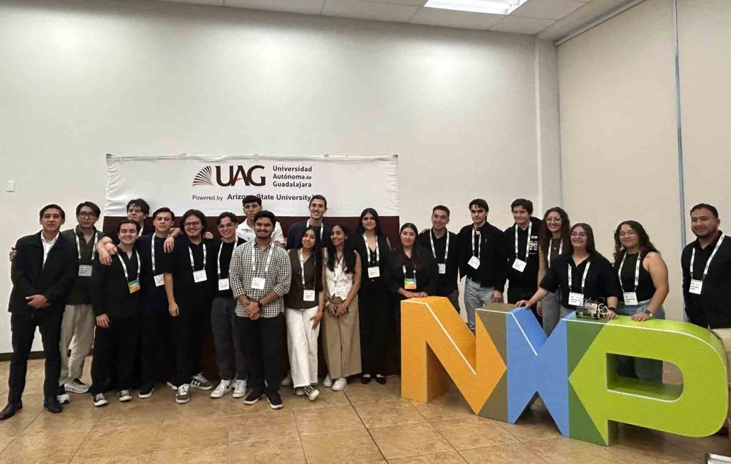 los estudiantes mostraron sus proyectos en una de las empresas mas importantes de semiconductores