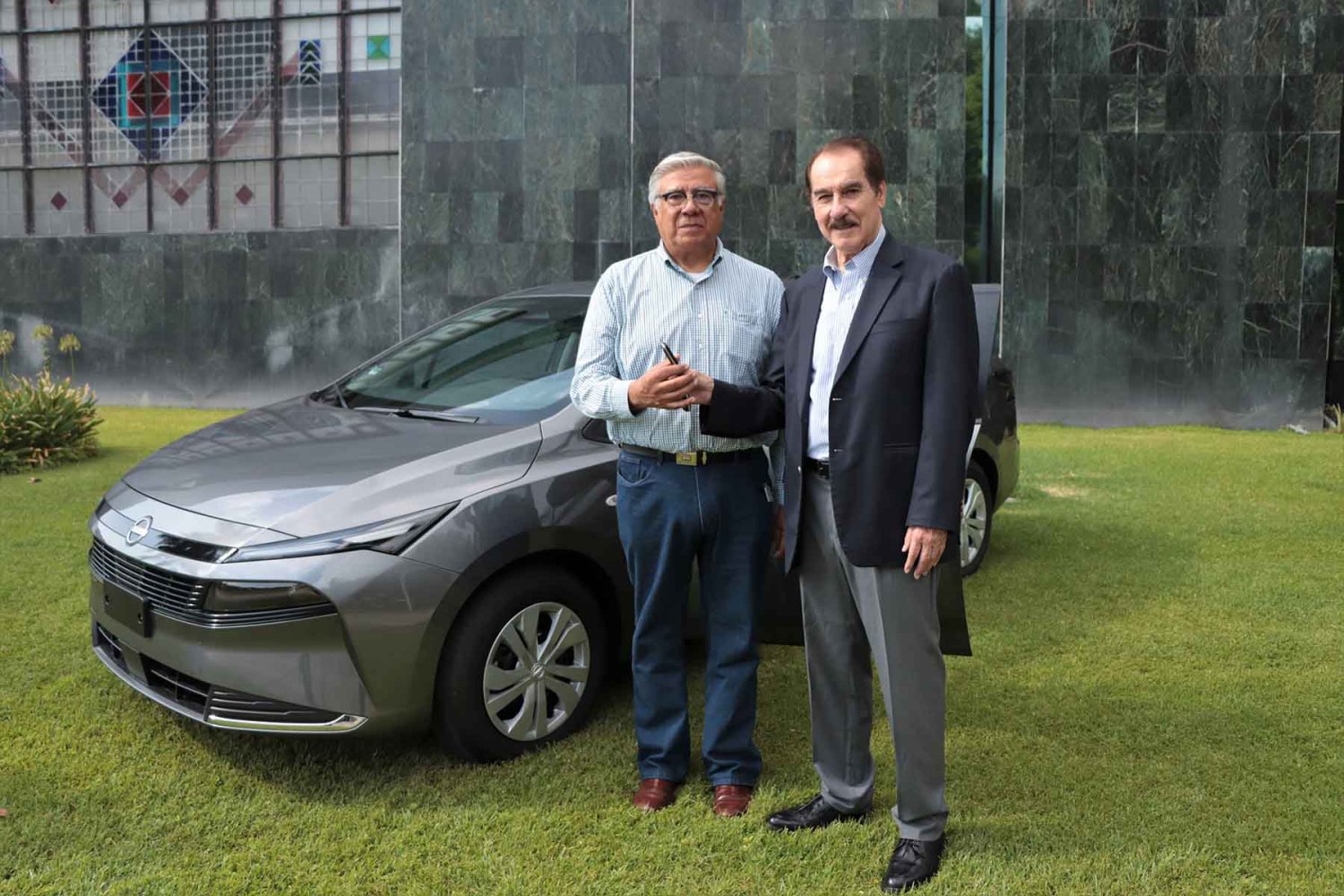 el rector de la uag lic antonio leano reyes hizo entrega del vehiculo que gano el dr durand en la celebracion del dia del maestro