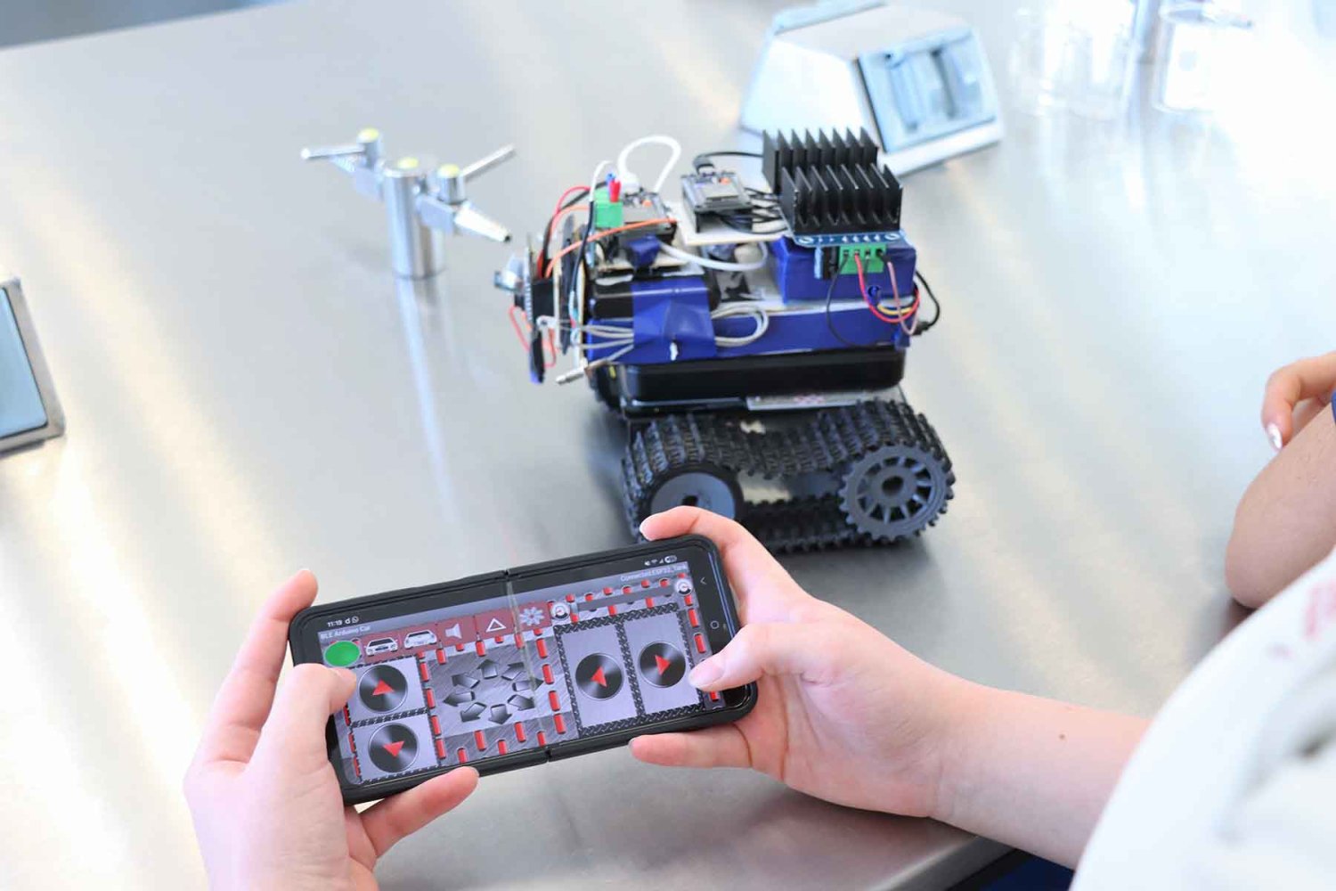 el robot tiene varios sensores y sistemas que facilitan la busqueda de personas atrapadas en desastres