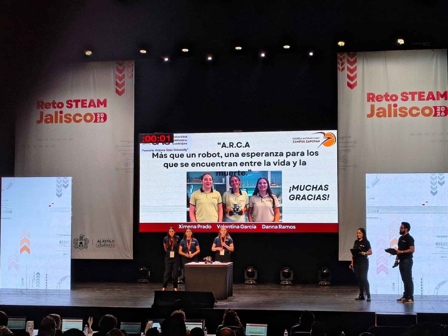 las alumnas presentaron el proyecto en el certamen reto steam jalisco